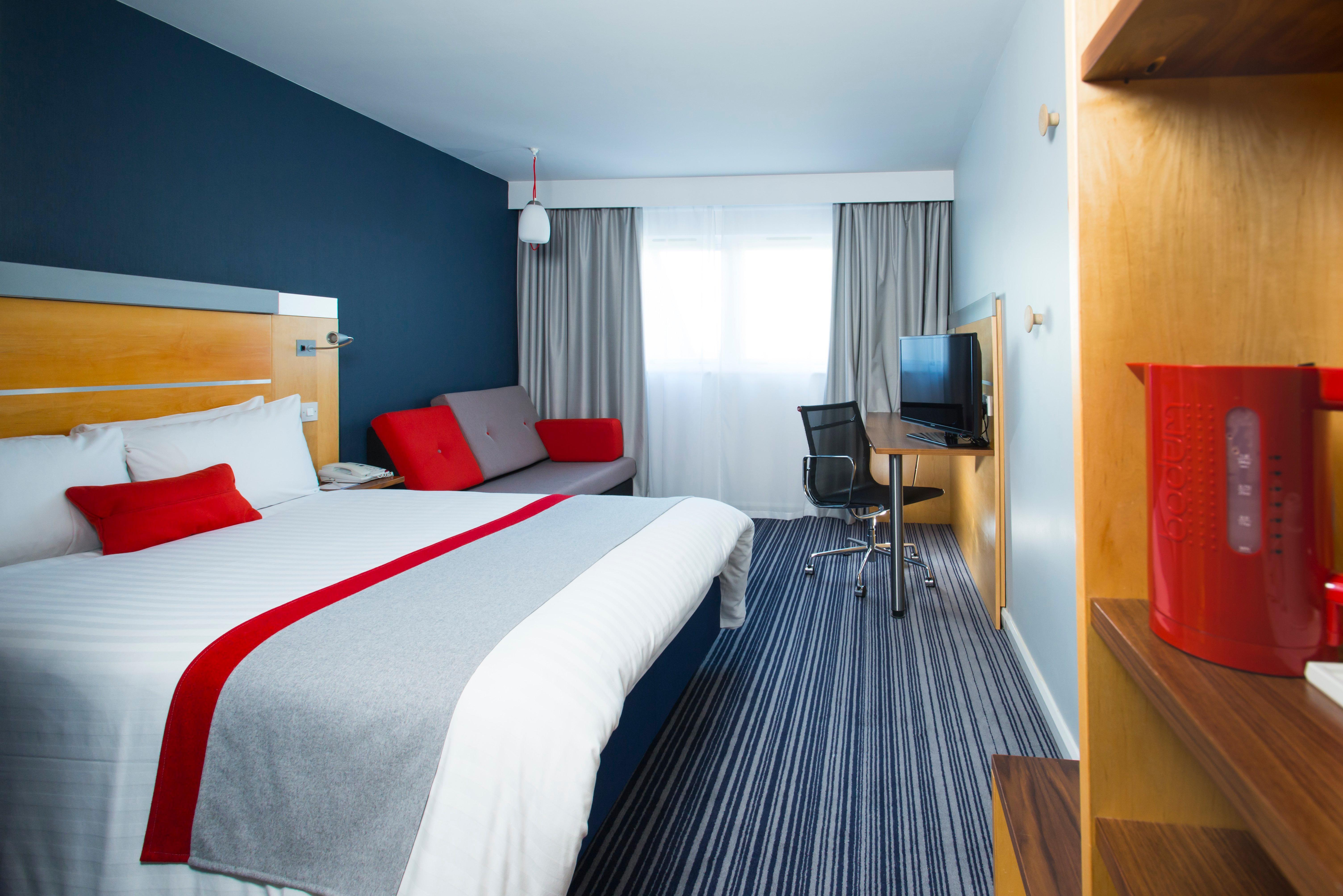 Holiday Inn Express London - Epsom Downs By Ihg Exterior foto