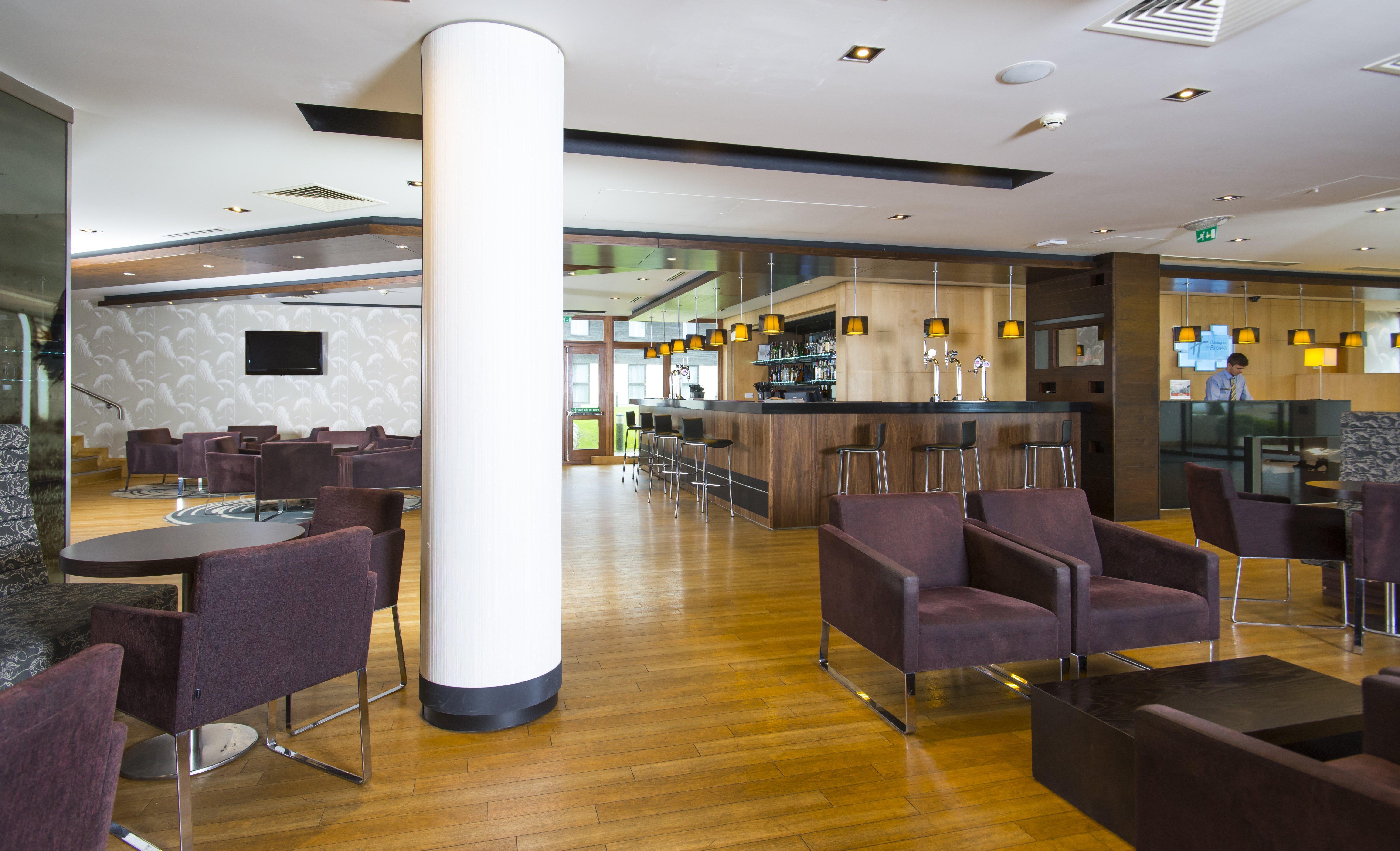 Holiday Inn Express London - Epsom Downs By Ihg Exterior foto