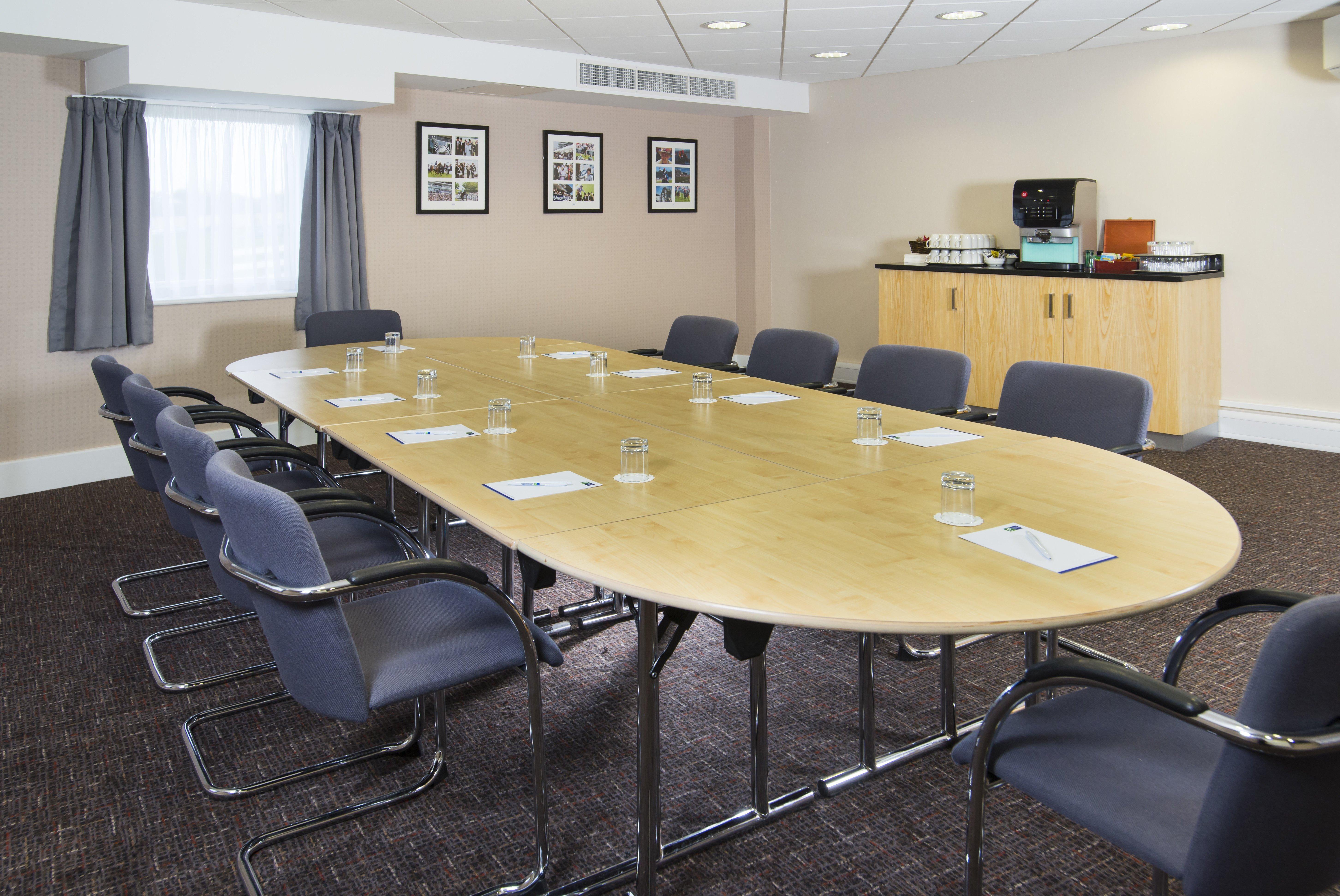 Holiday Inn Express London - Epsom Downs By Ihg Exterior foto