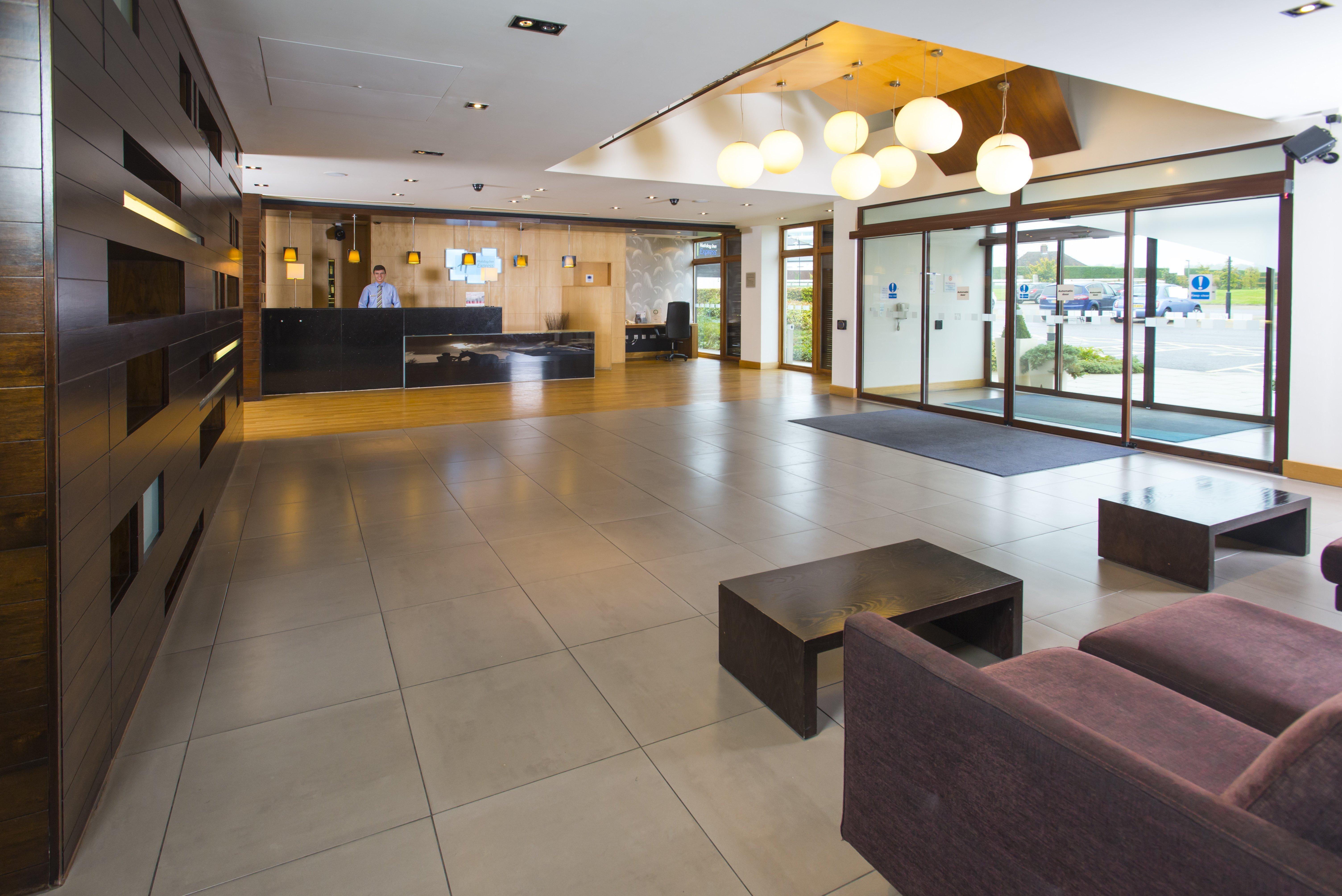 Holiday Inn Express London - Epsom Downs By Ihg Exterior foto