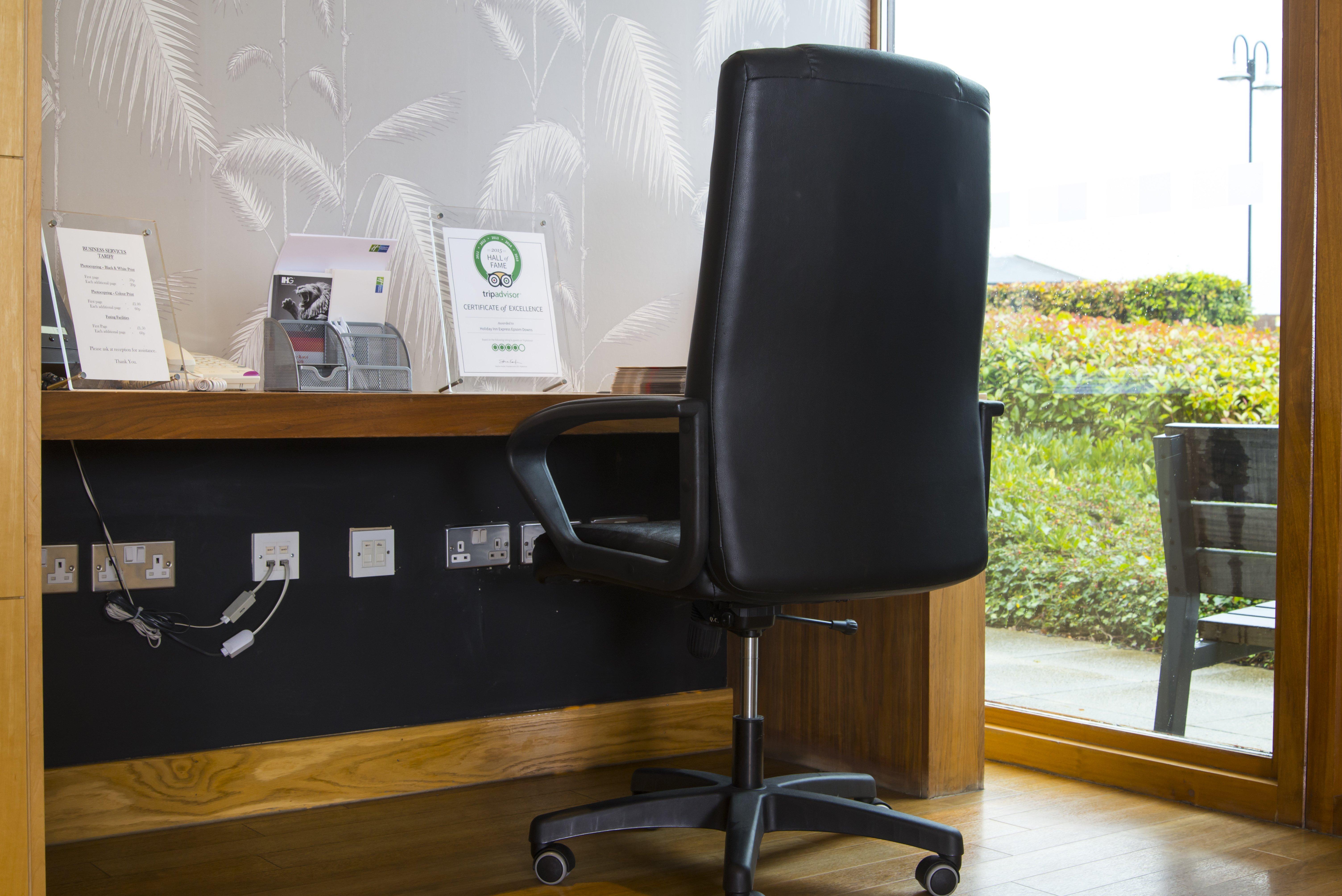 Holiday Inn Express London - Epsom Downs By Ihg Exterior foto