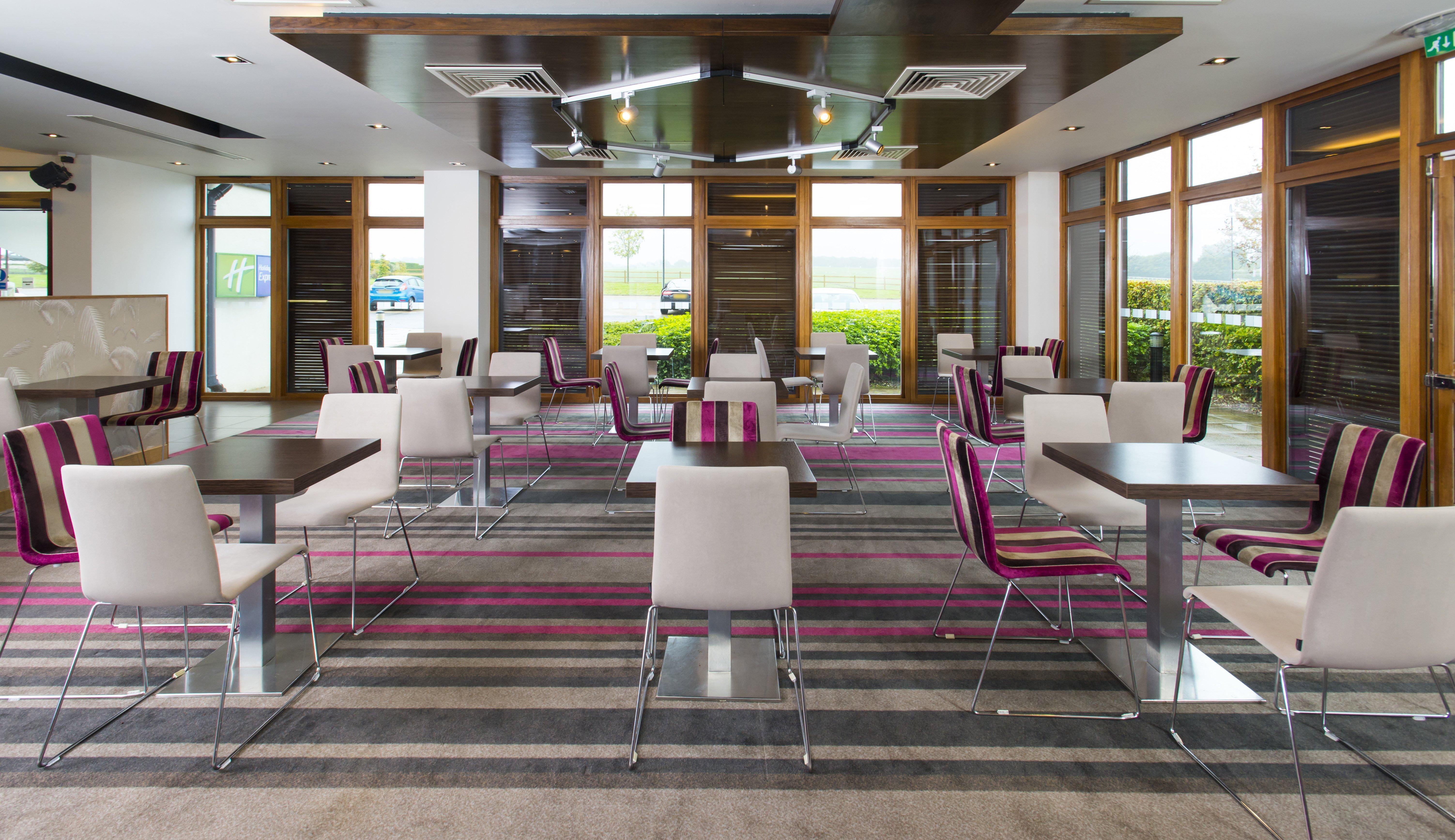 Holiday Inn Express London - Epsom Downs By Ihg Exterior foto