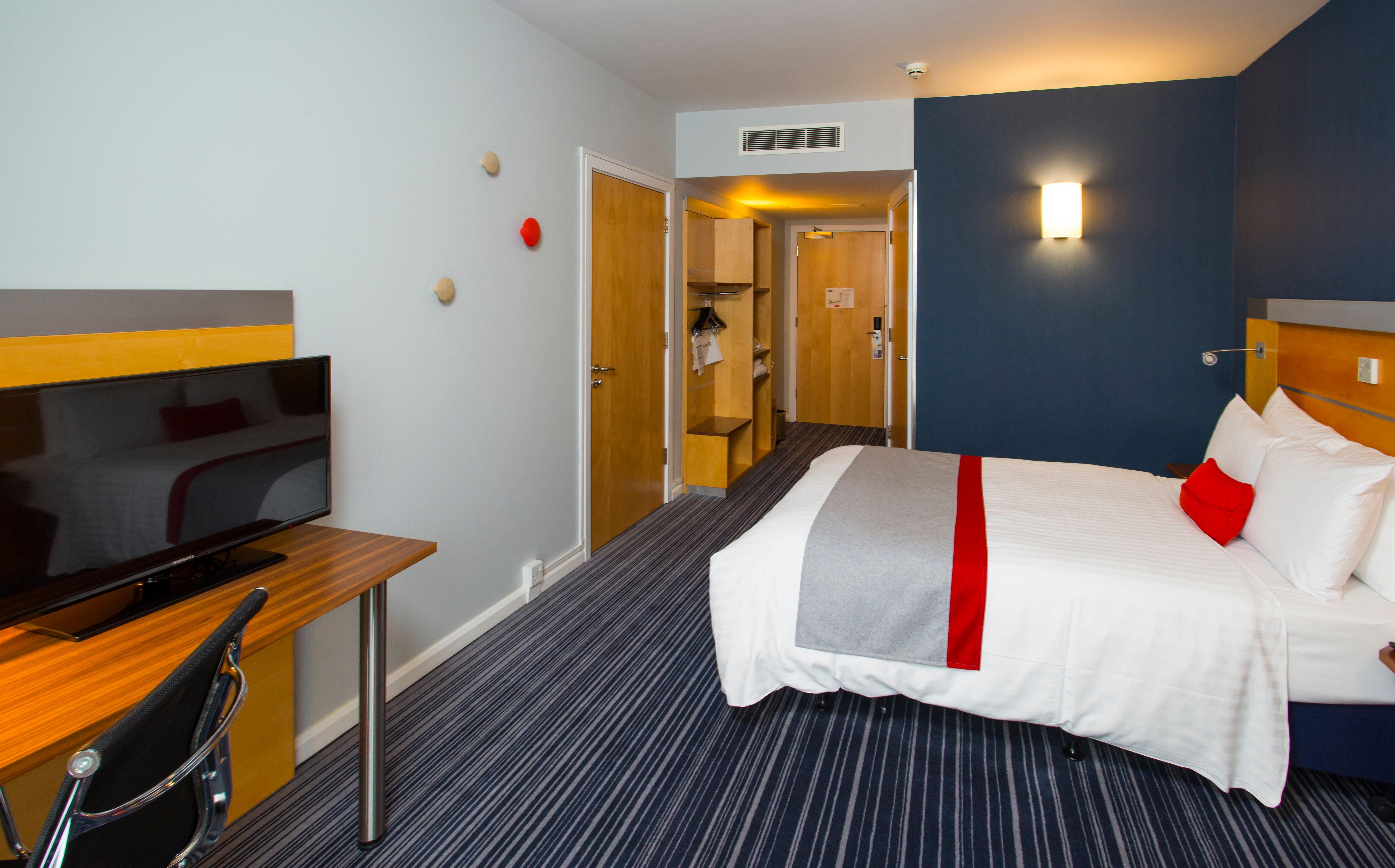 Holiday Inn Express London - Epsom Downs By Ihg Exterior foto