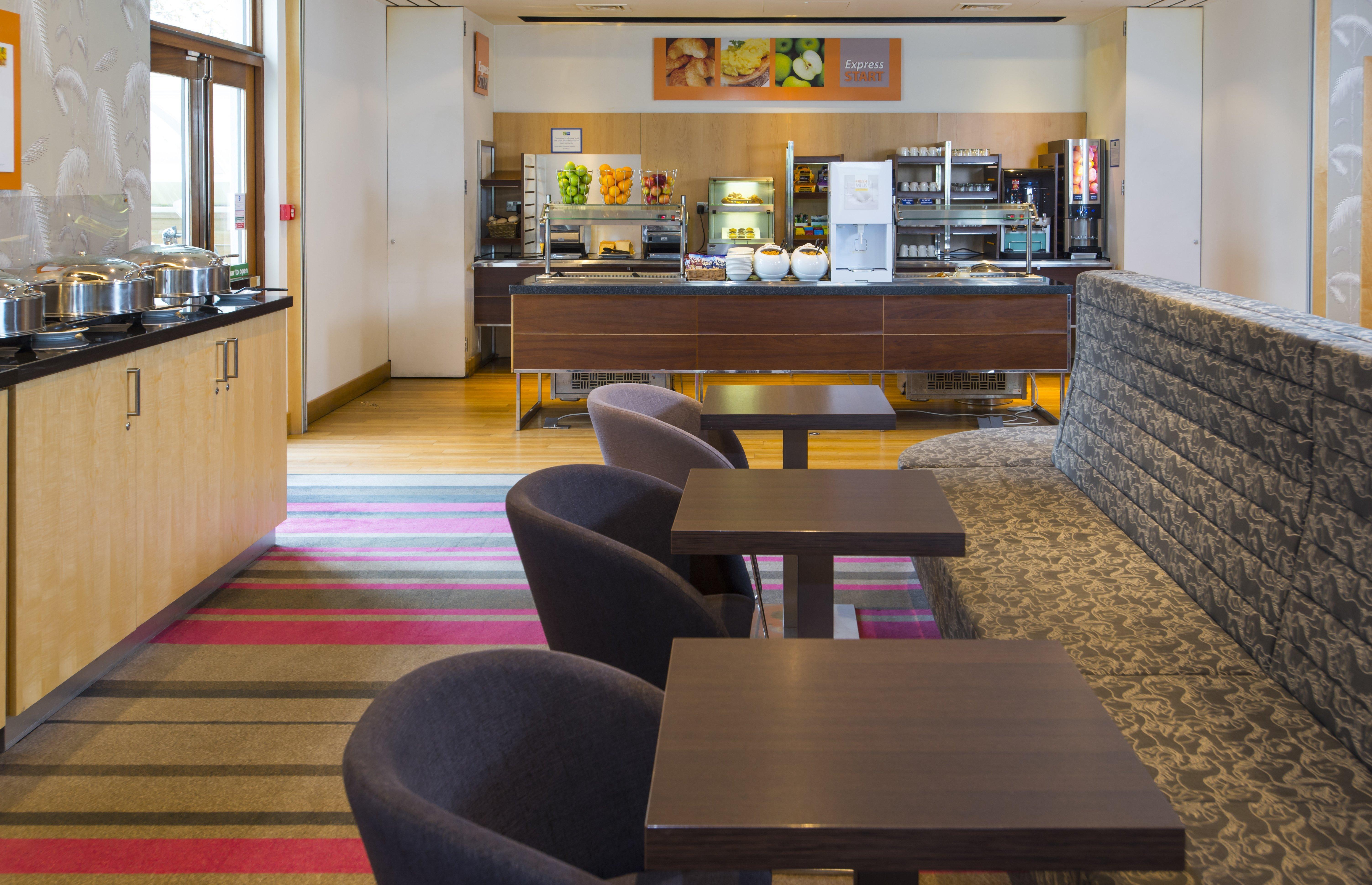 Holiday Inn Express London - Epsom Downs By Ihg Exterior foto