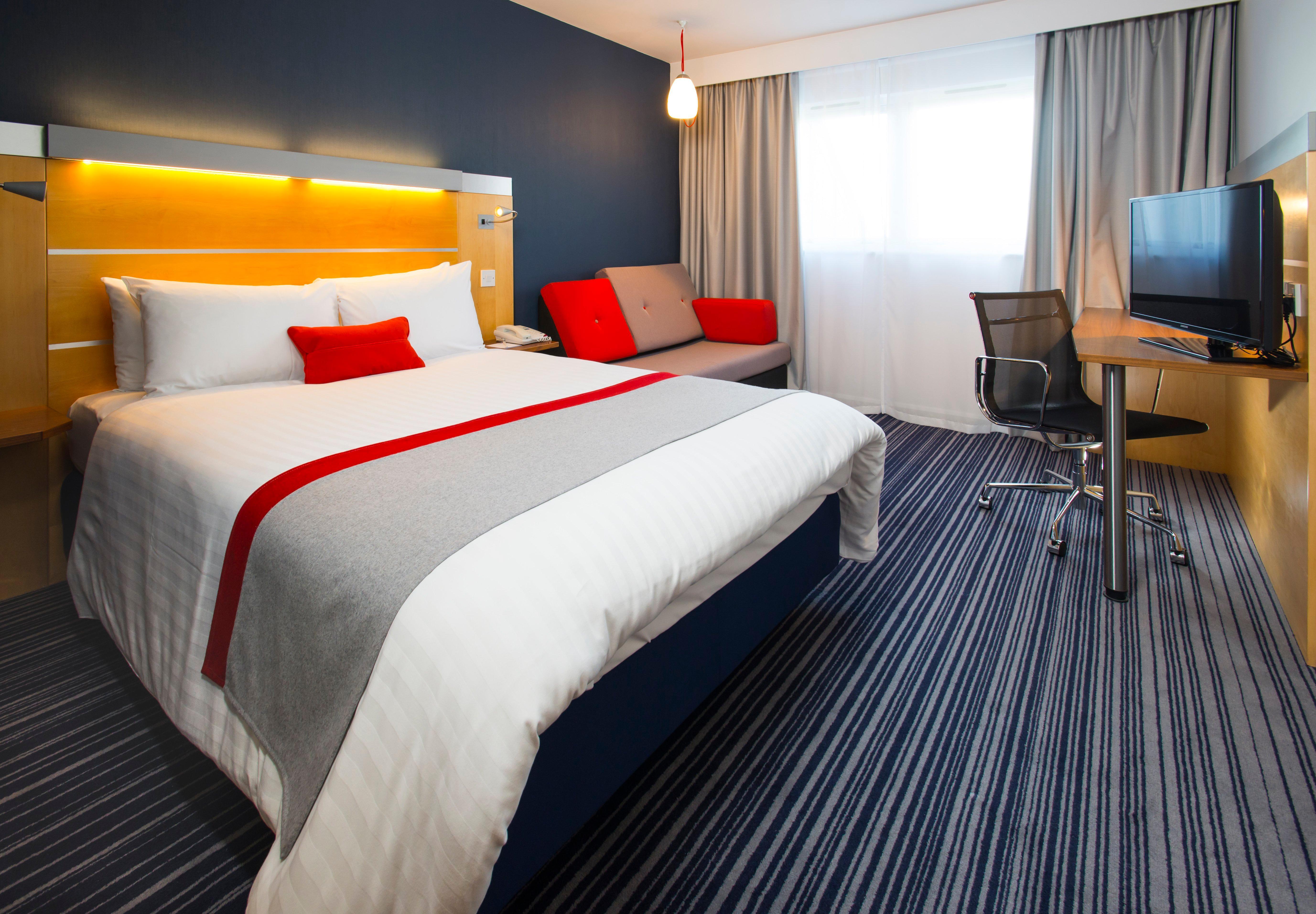 Holiday Inn Express London - Epsom Downs By Ihg Exterior foto