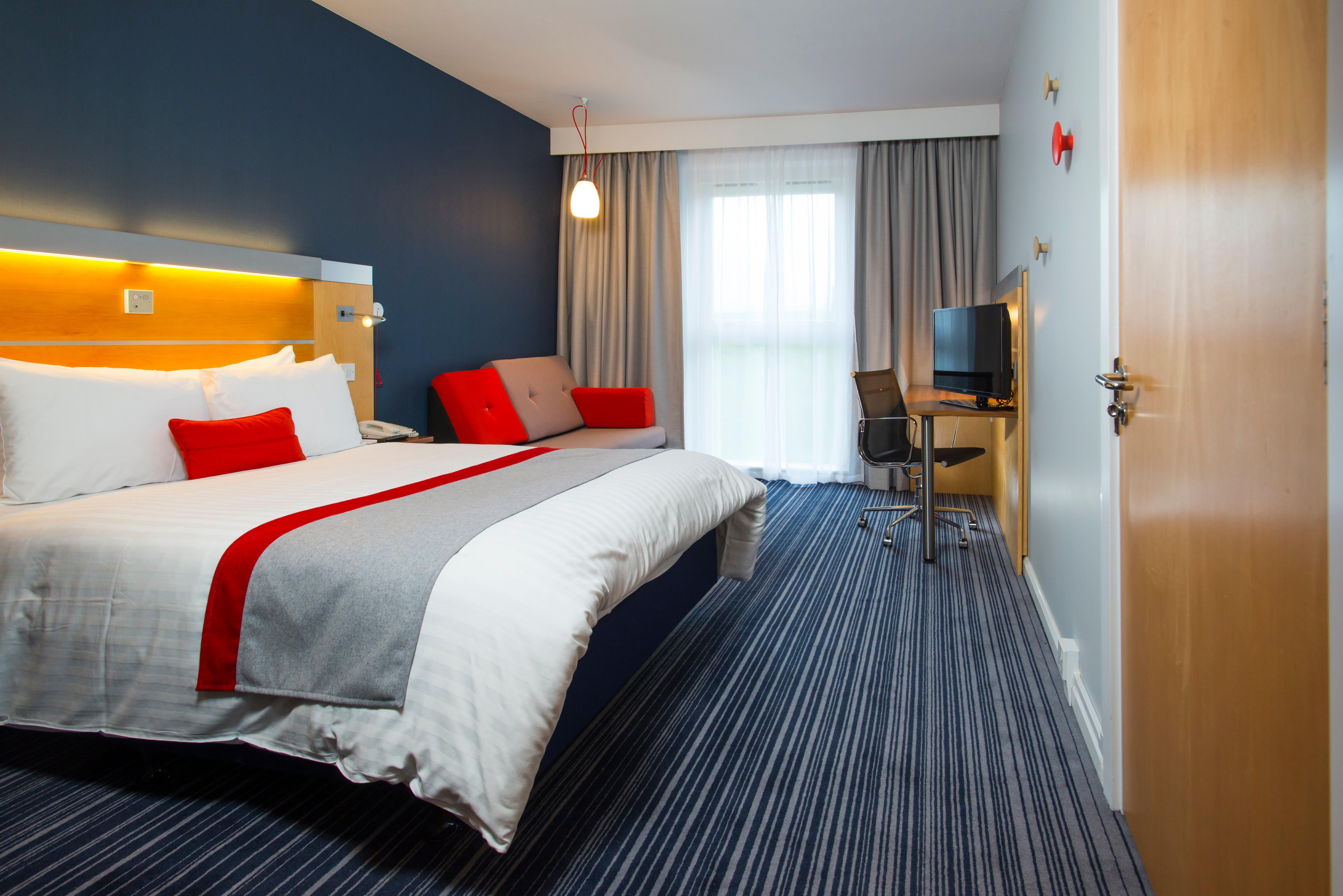 Holiday Inn Express London - Epsom Downs By Ihg Exterior foto