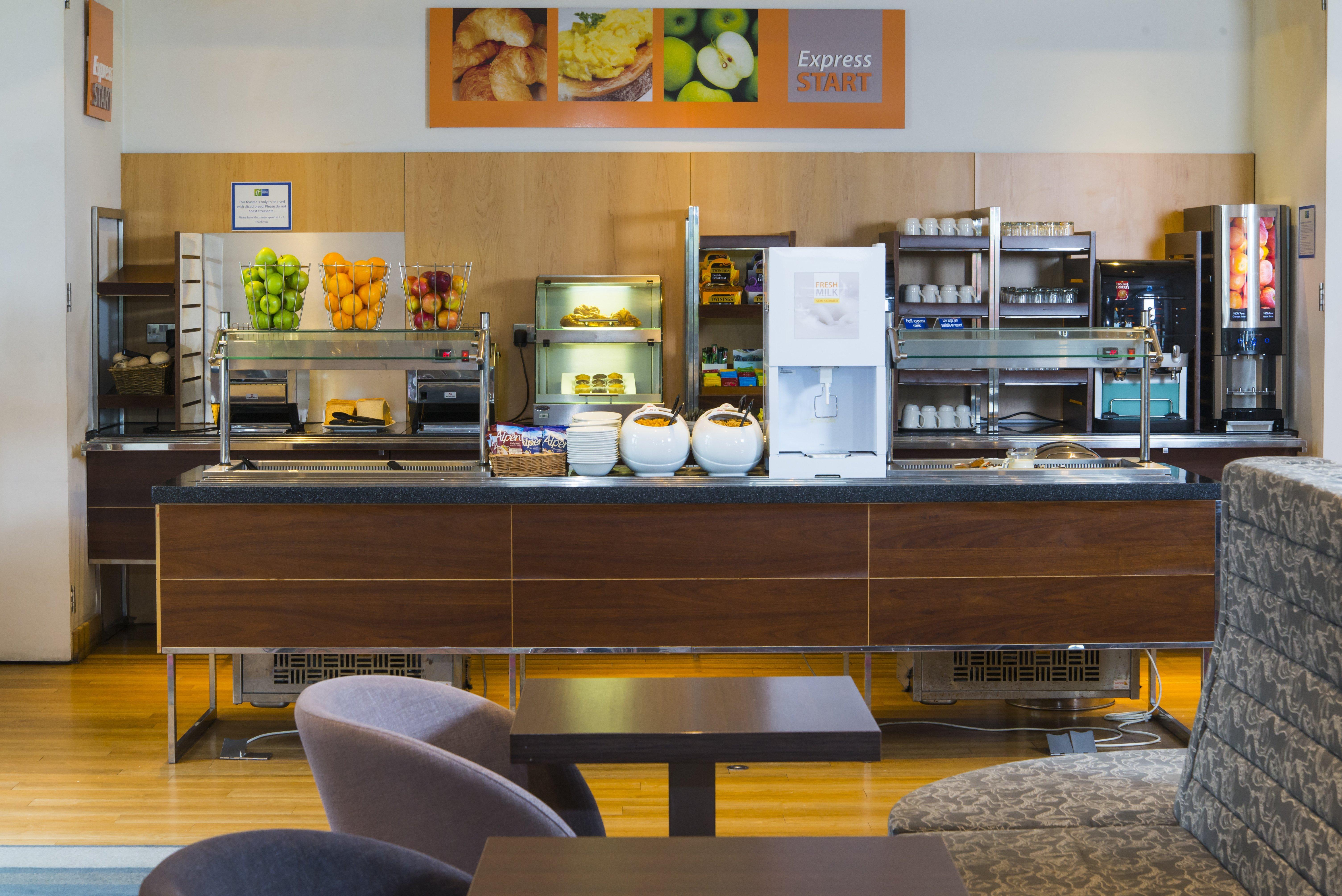 Holiday Inn Express London - Epsom Downs By Ihg Exterior foto
