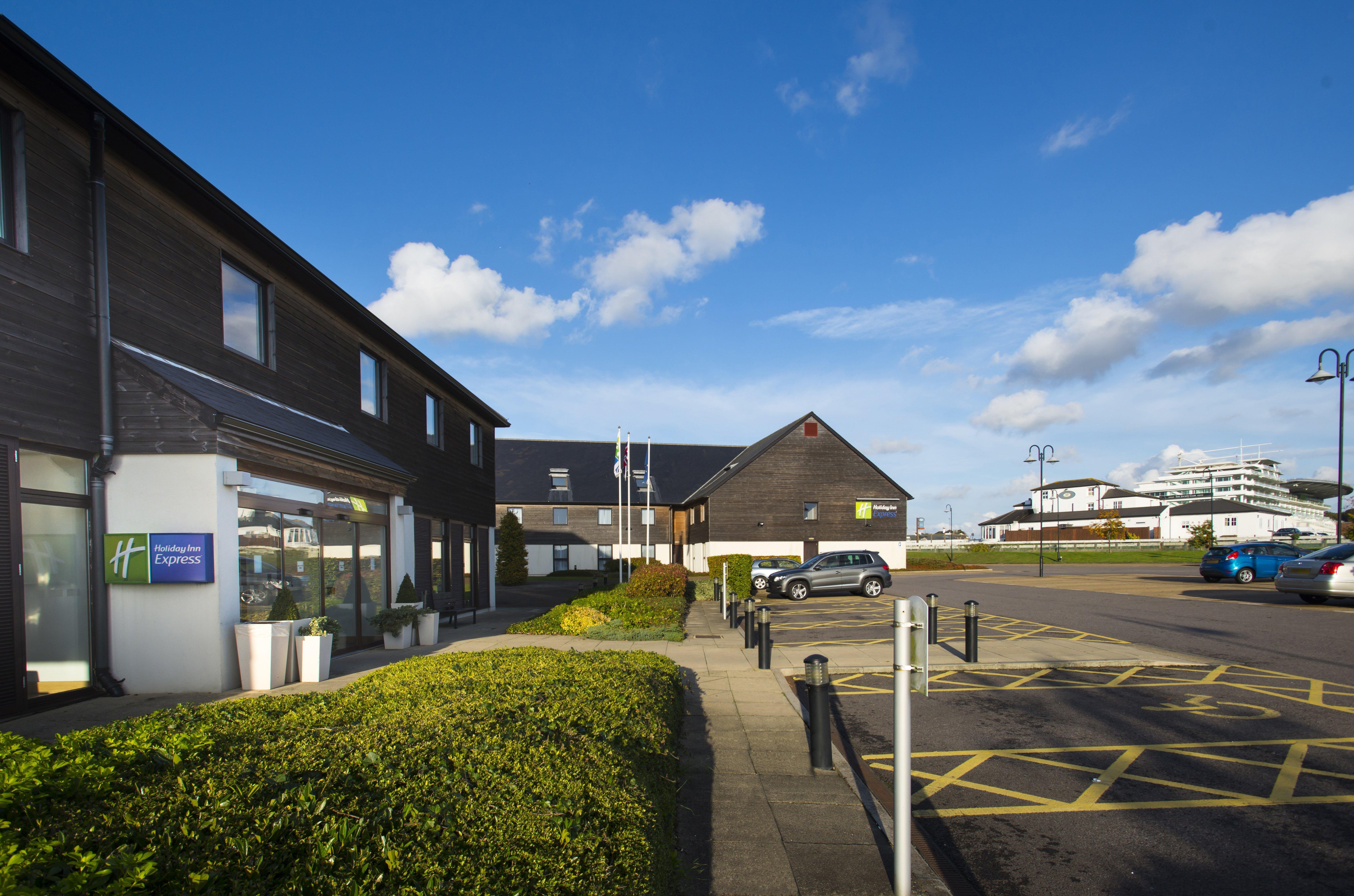 Holiday Inn Express London - Epsom Downs By Ihg Exterior foto
