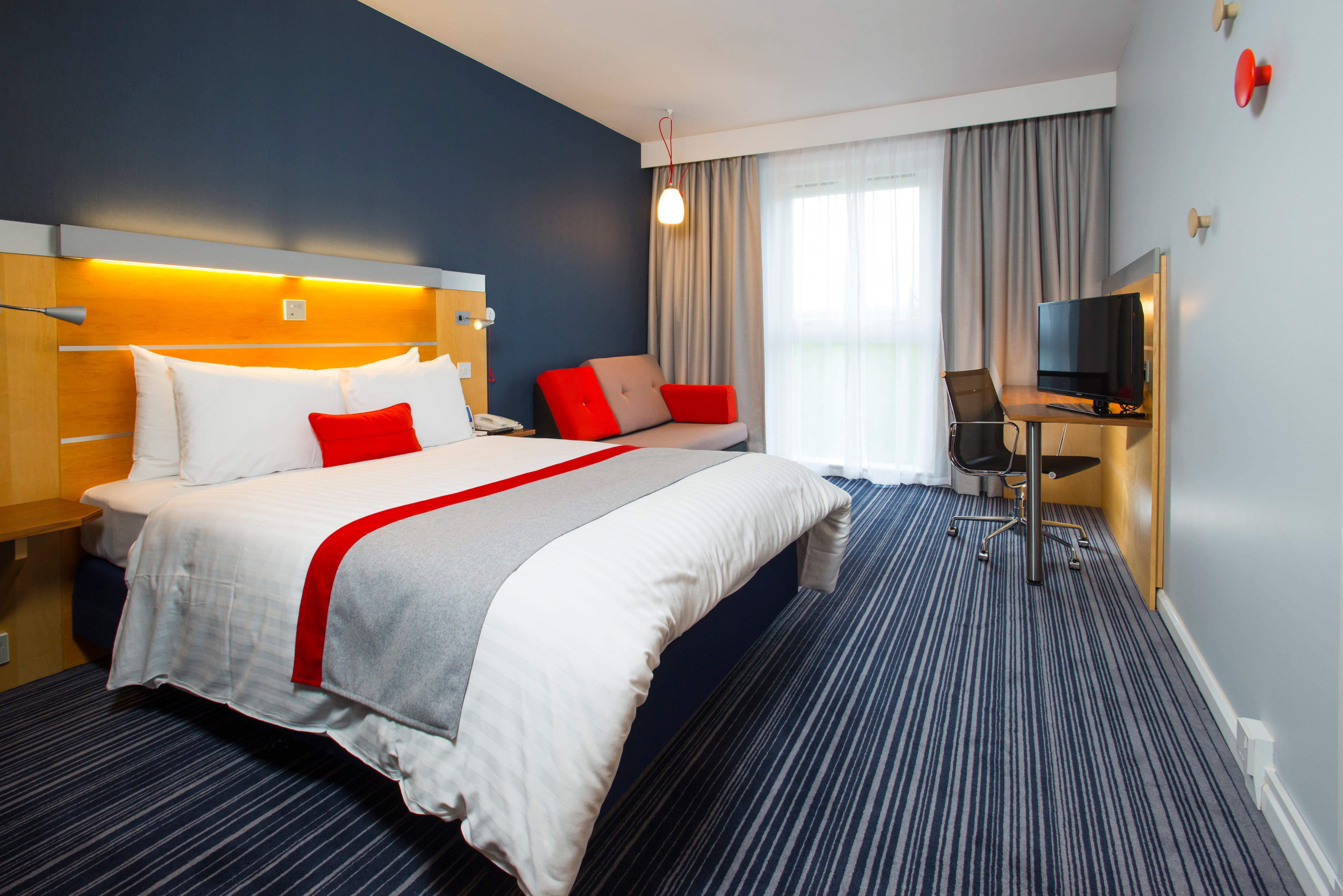 Holiday Inn Express London - Epsom Downs By Ihg Exterior foto