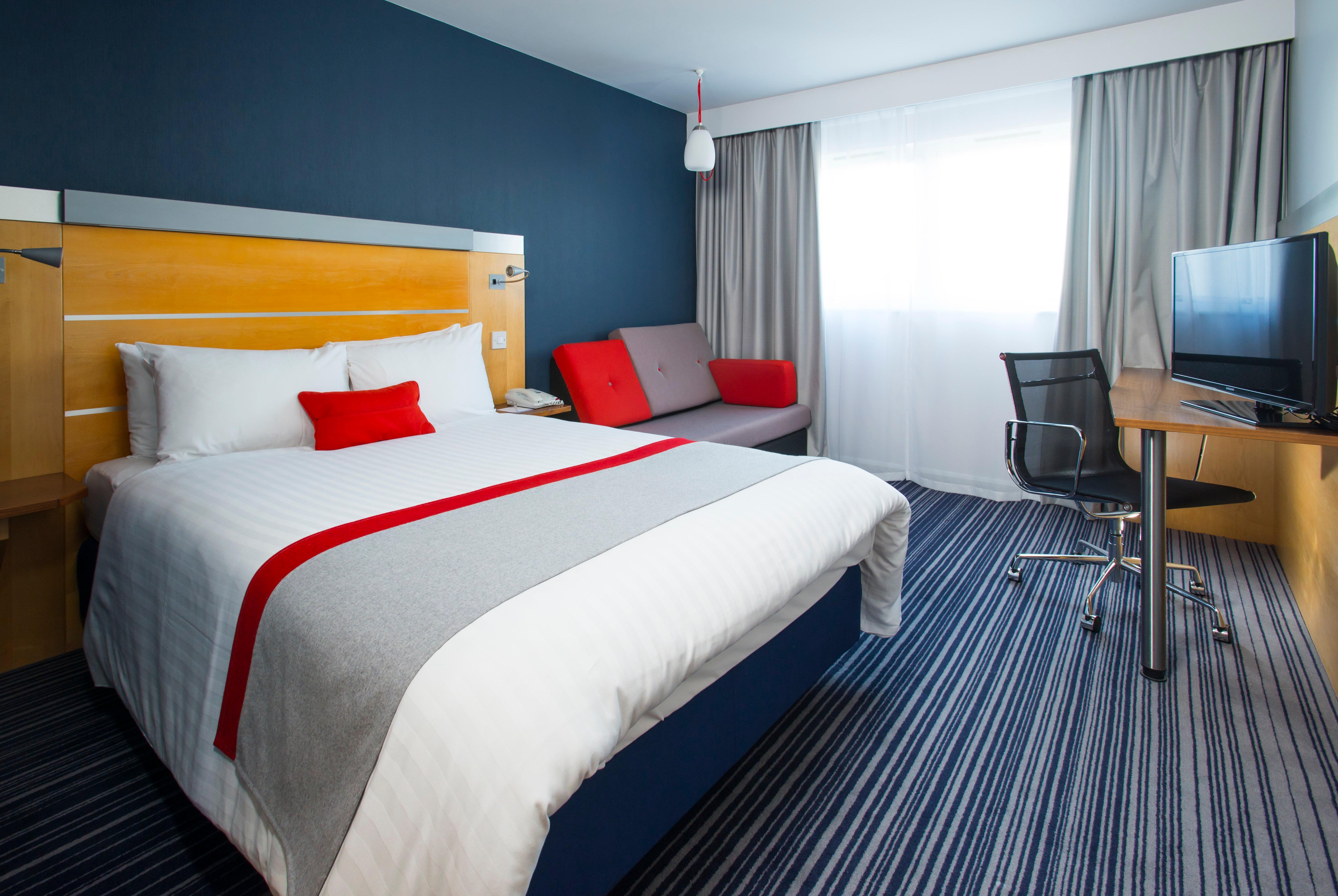 Holiday Inn Express London - Epsom Downs By Ihg Exterior foto