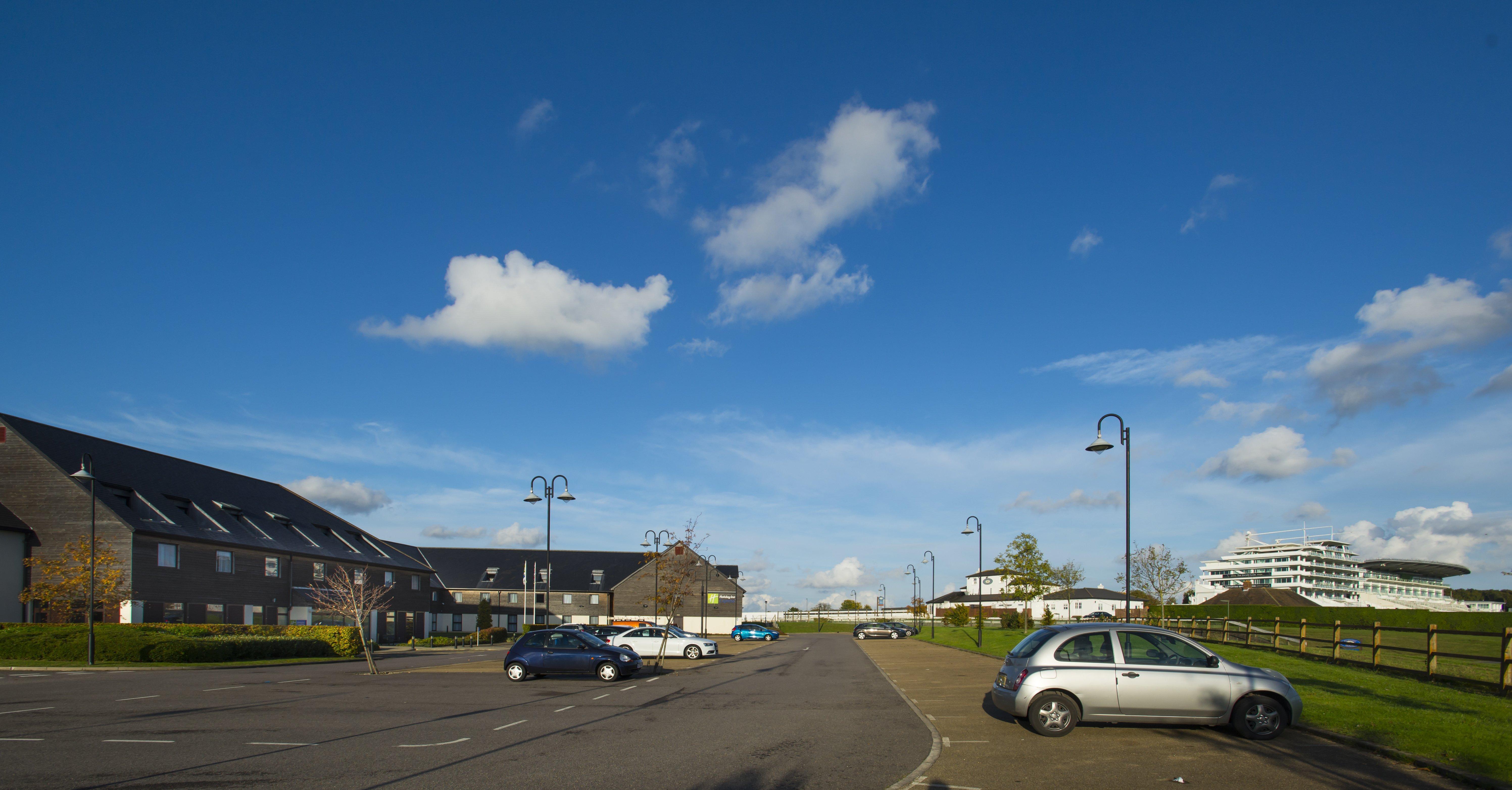 Holiday Inn Express London - Epsom Downs By Ihg Exterior foto