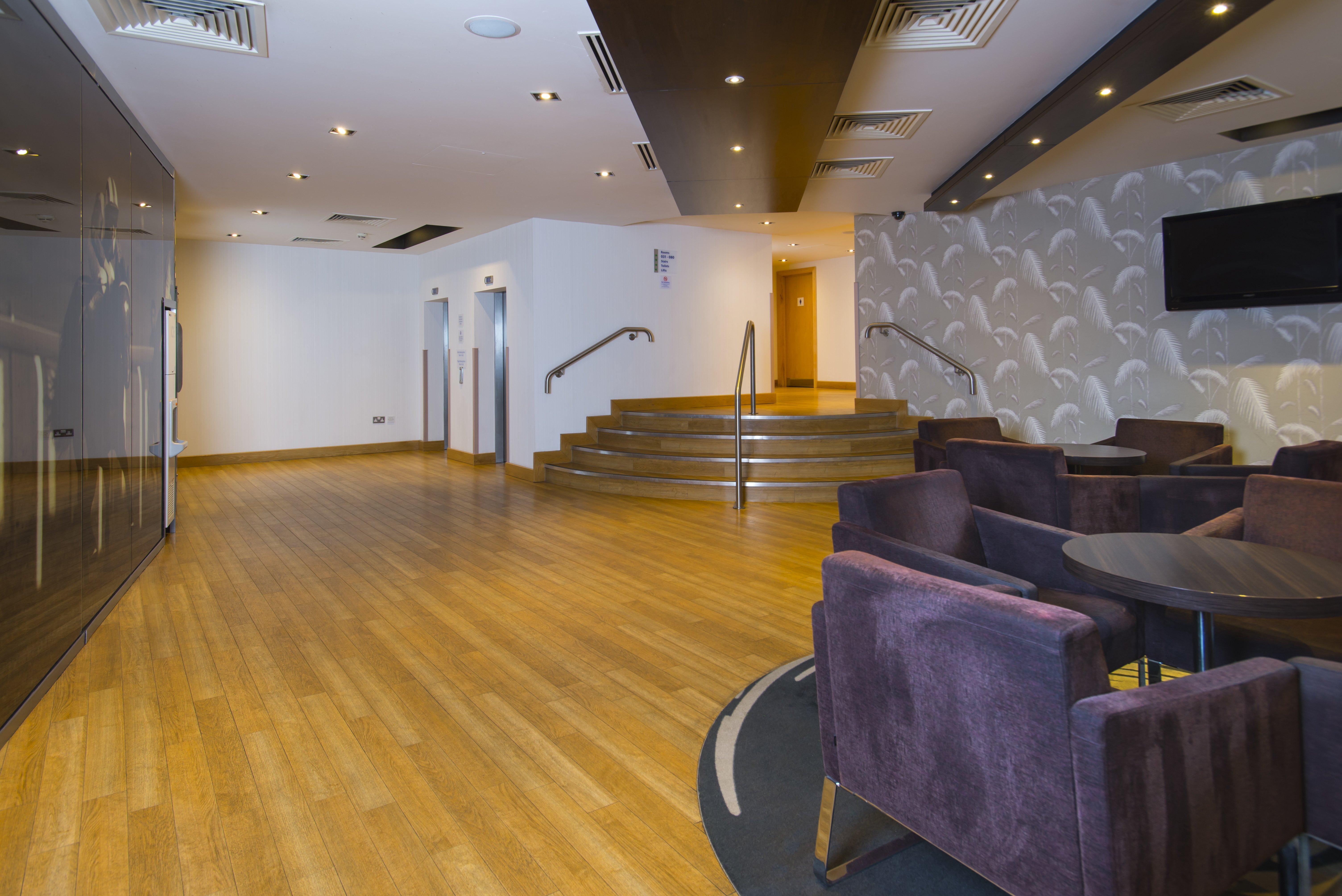 Holiday Inn Express London - Epsom Downs By Ihg Exterior foto