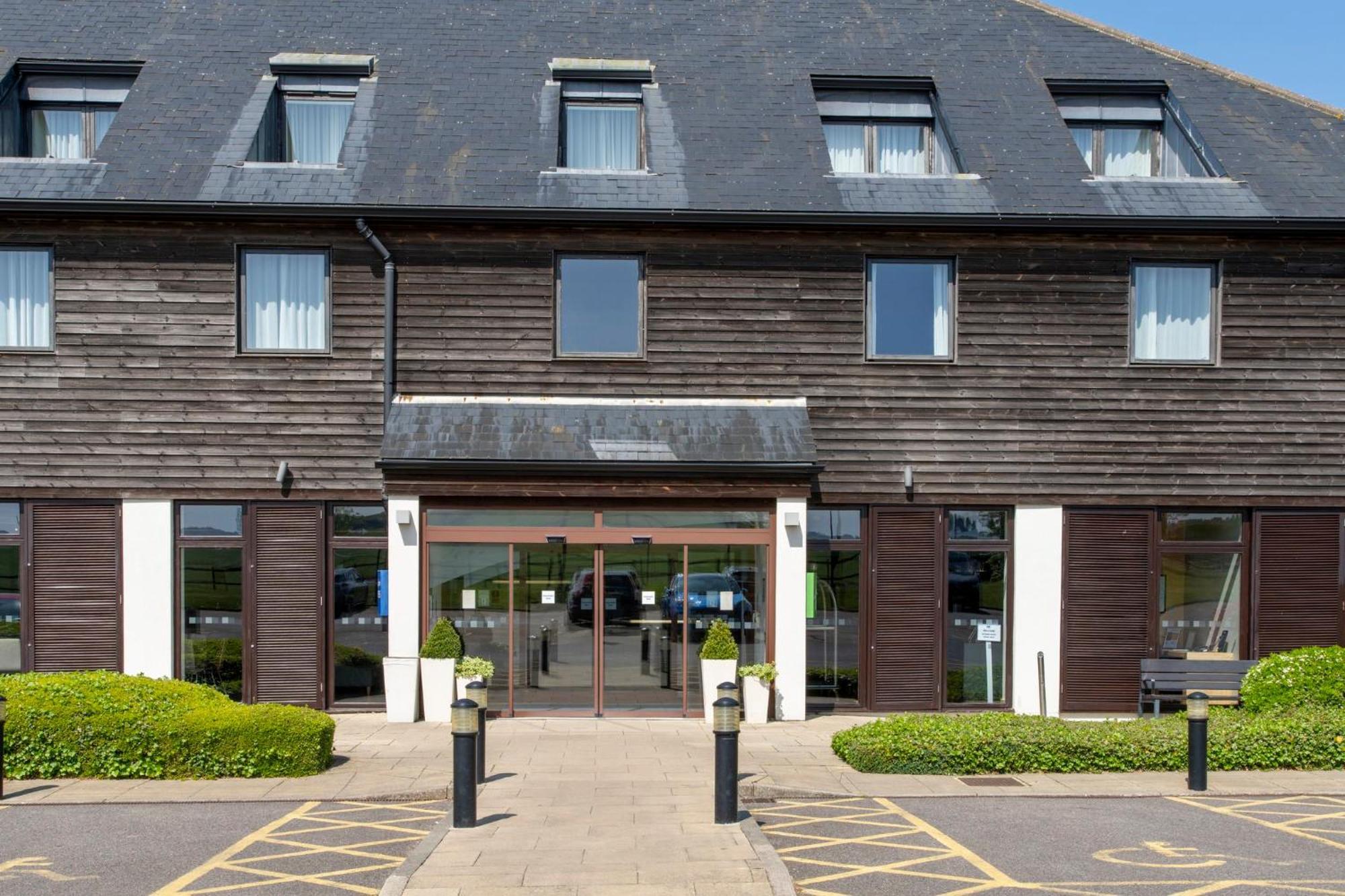 Holiday Inn Express London - Epsom Downs By Ihg Exterior foto