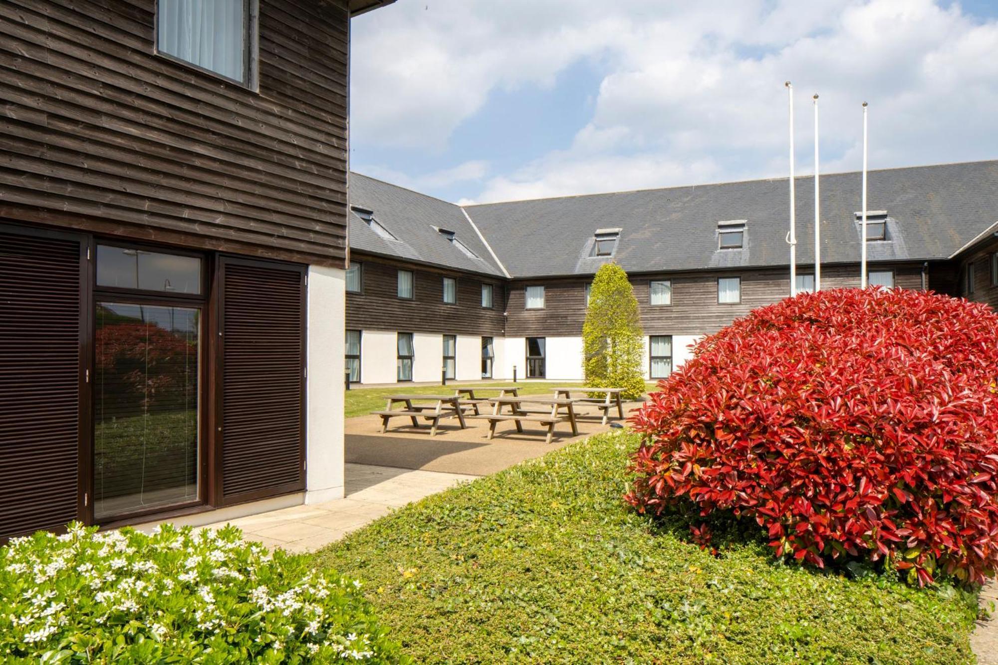 Holiday Inn Express London - Epsom Downs By Ihg Exterior foto