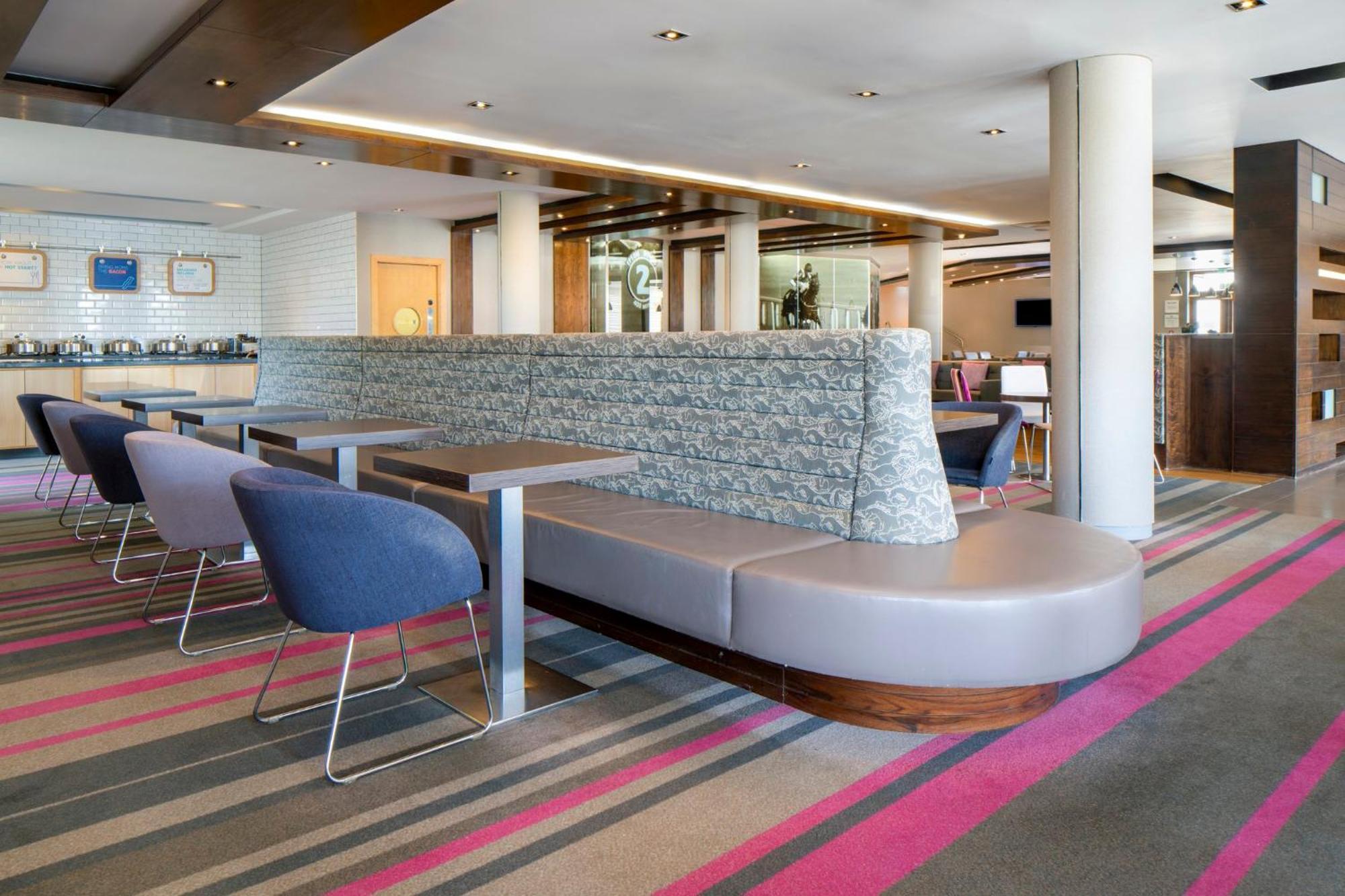 Holiday Inn Express London - Epsom Downs By Ihg Exterior foto