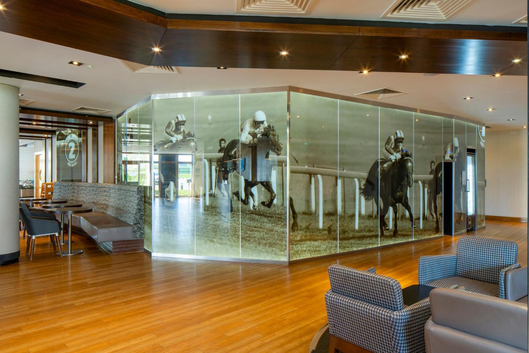 Holiday Inn Express London - Epsom Downs By Ihg Exterior foto