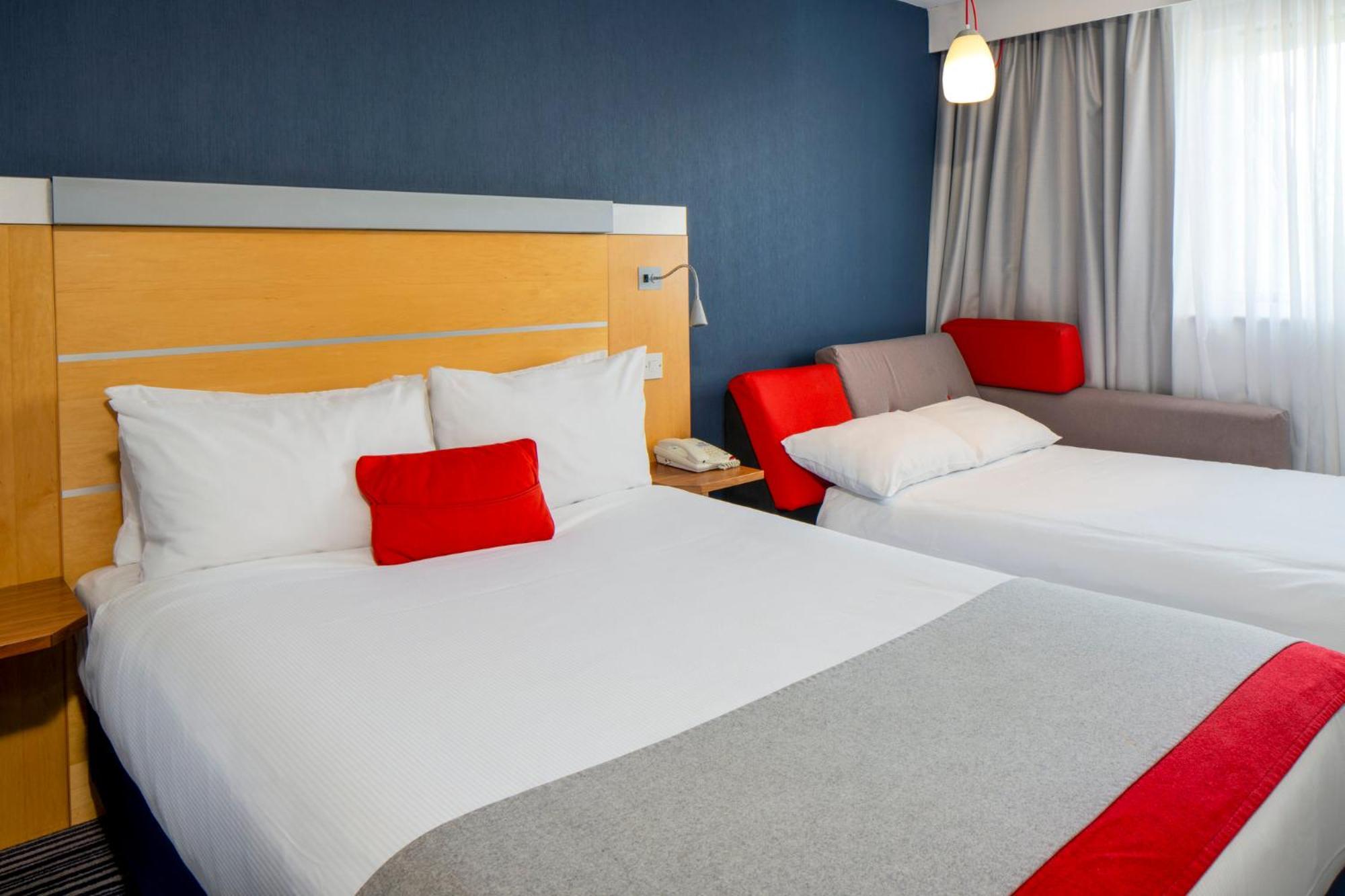 Holiday Inn Express London - Epsom Downs By Ihg Exterior foto