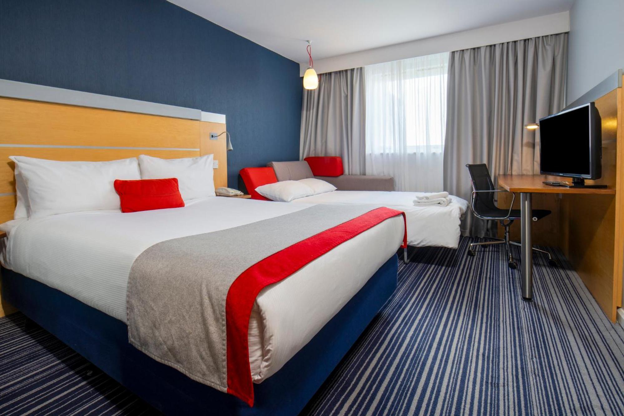 Holiday Inn Express London - Epsom Downs By Ihg Exterior foto