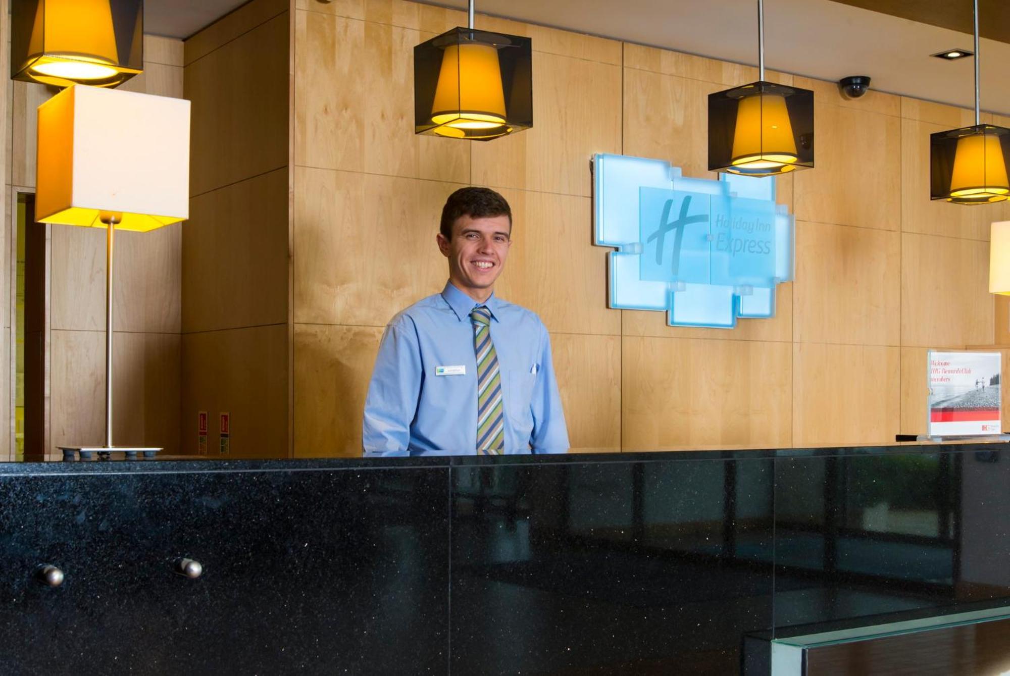 Holiday Inn Express London - Epsom Downs By Ihg Exterior foto